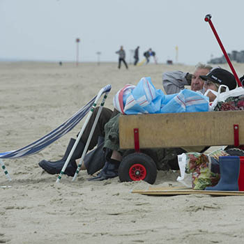 Breed en schoon Noordzeestrand in Zeeland met een bolderkar
